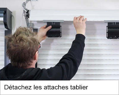 Détachez les attaches tablier